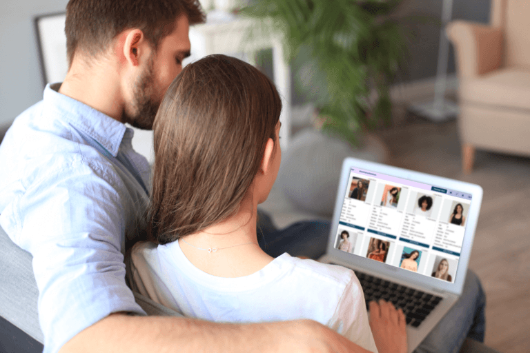 Couple choosing an egg donor